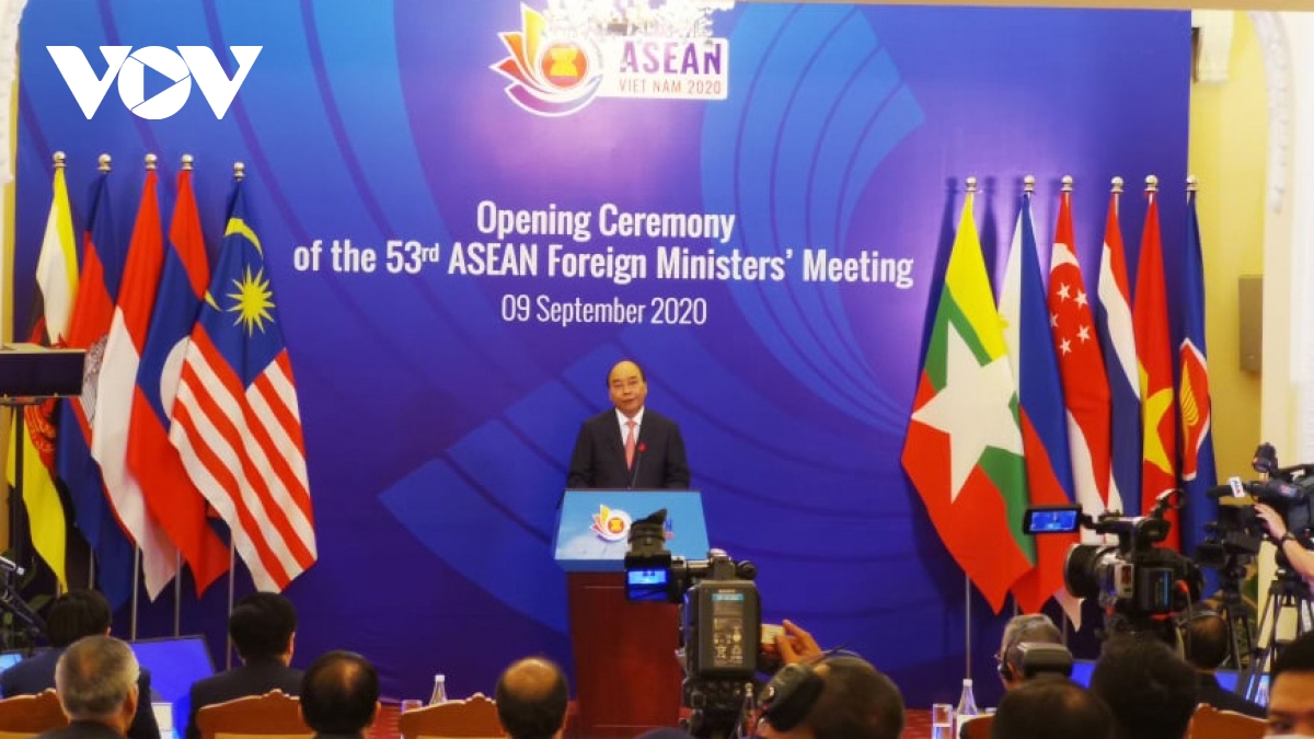 PM Phuc highlights ASEAN solidarity in coping with difficulties and challenges